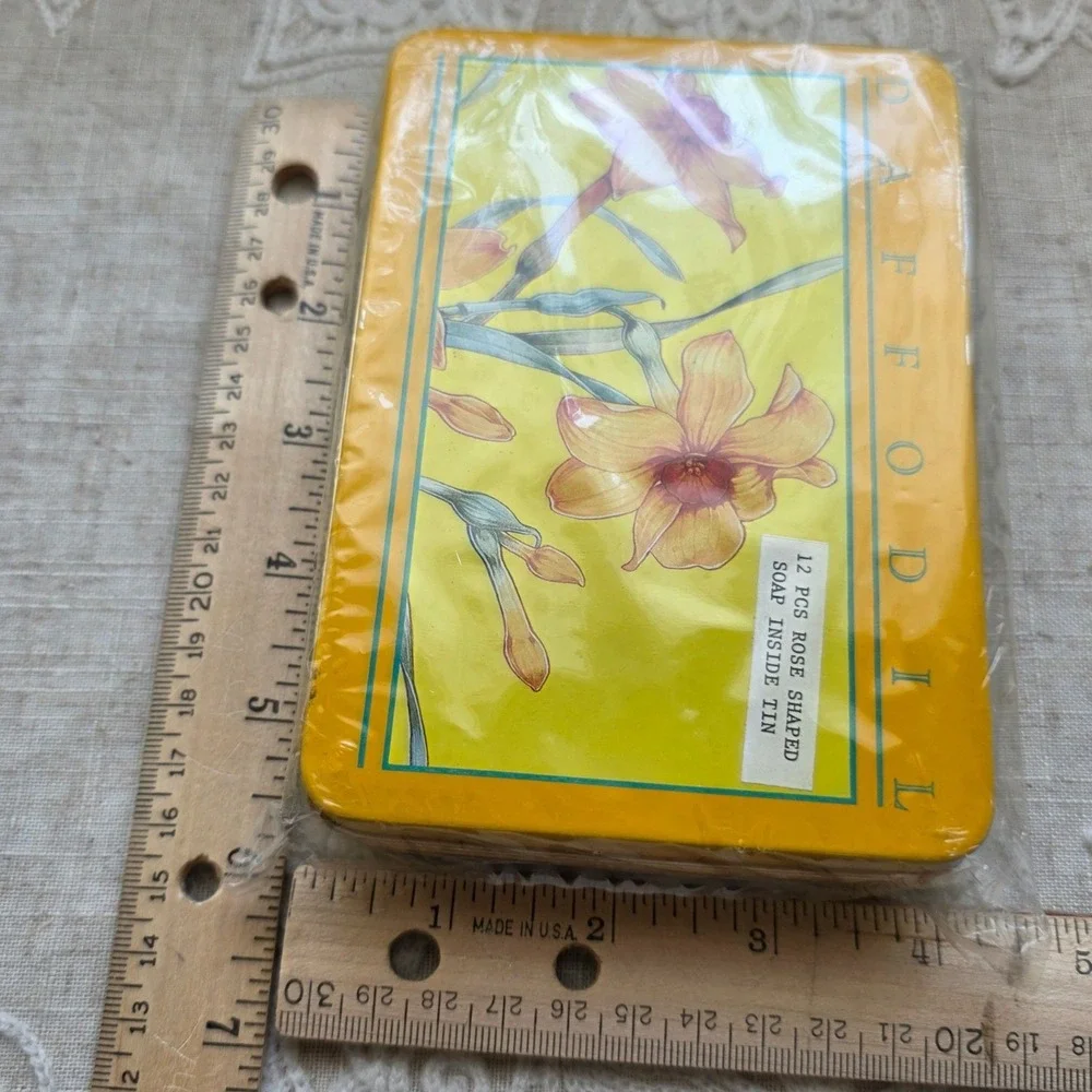 NEW Yellow Rose Shaped Scented Guest Soaps Daffodil Floral Decorative‎ Tin Vtg